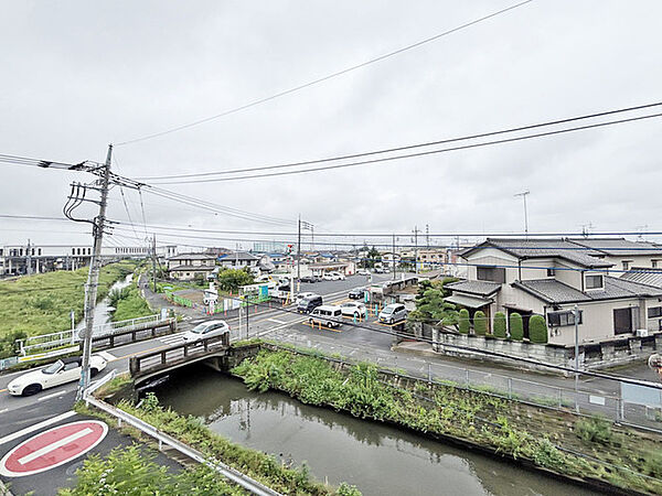 前面の住まいとの距離感があるから、圧迫感を感じません。
