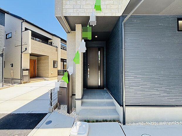 ポーチのついた新築分譲物件。玄関の印象はいかがでしょうか?入口からご覧ください。