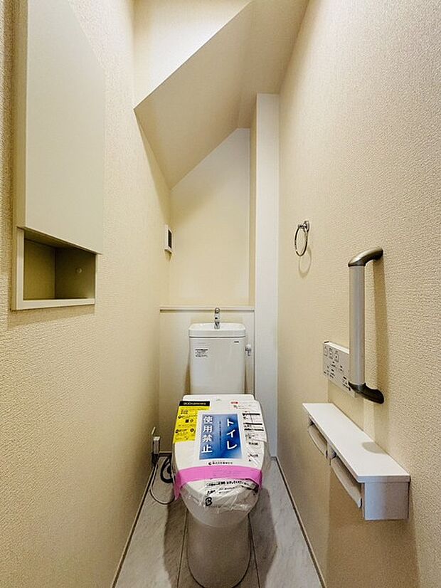 トイレのような小スペースだからこそ、ちょっとした収納が嬉しいポイント。もちろんウォシュレット機能付きです。