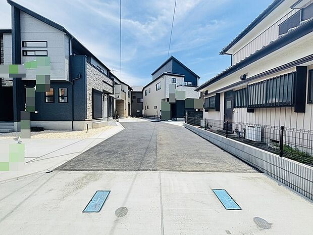 前面道路は整備され、小さなお子様にも安心です。