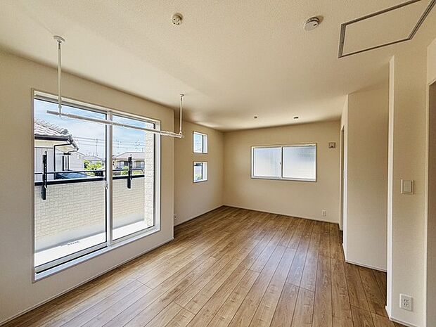 将来的には間仕切りして2部屋に変更可能な洋間。成長に合わせた間取り変更が可能なタイプ。
