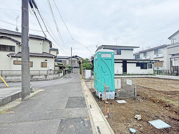 幅員の狭い道ですが、車通りの少ない住宅街に立地してます。 