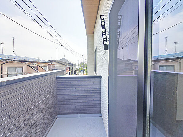 らくらくお洗濯を助ける広いバルコニー。