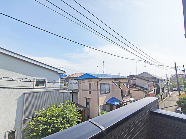 前面の住まいとの距離感があるから、圧迫感を感じません。