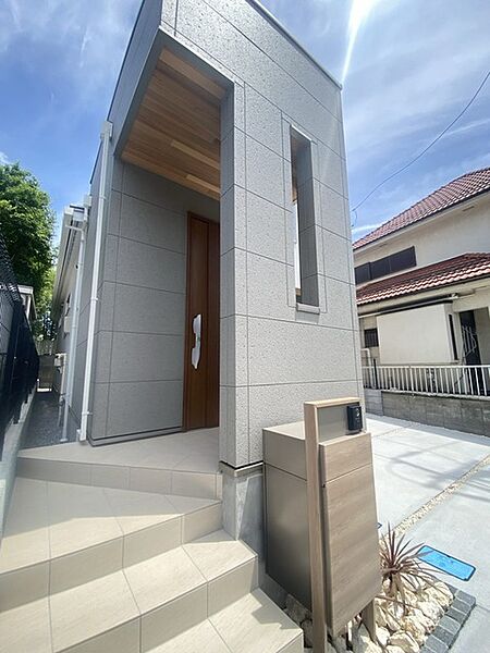 アプローチからの玄関がおしゃれな住宅。出発も帰宅も楽しみになるかも。