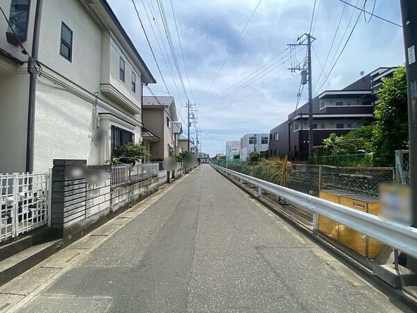 駐車が苦手な方にも嬉しい道路に面した住まい。