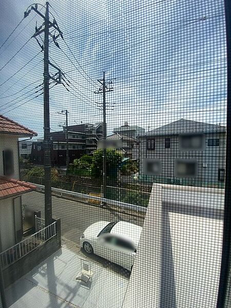 車通りの少ない閑静な住宅地、のびのびした子育てに適します。