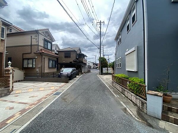 車通りの少ない住宅街に立地してます。