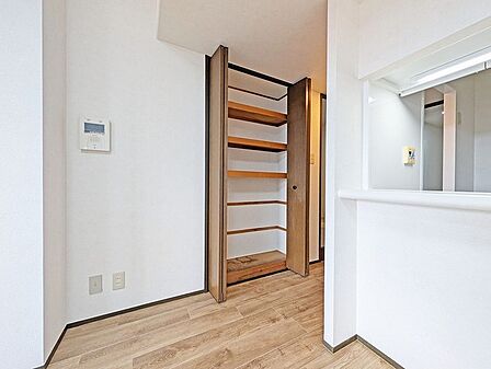 何かとものがあふれやすいリビングに、ちょっと一工夫。うれしい収納空間。