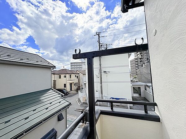 前面の住まいとの距離感があるから、圧迫感を感じません。