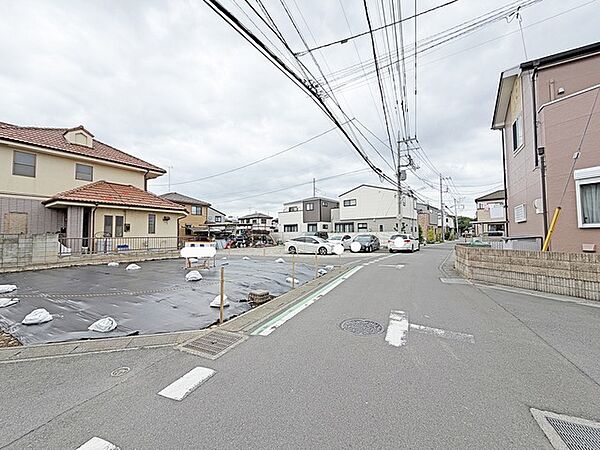 駐車が苦手な方にも嬉しい、前面6ｍ道路に面した住まい。