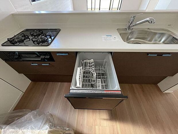 省エネ ・ 衛生的な食器洗乾燥機付。