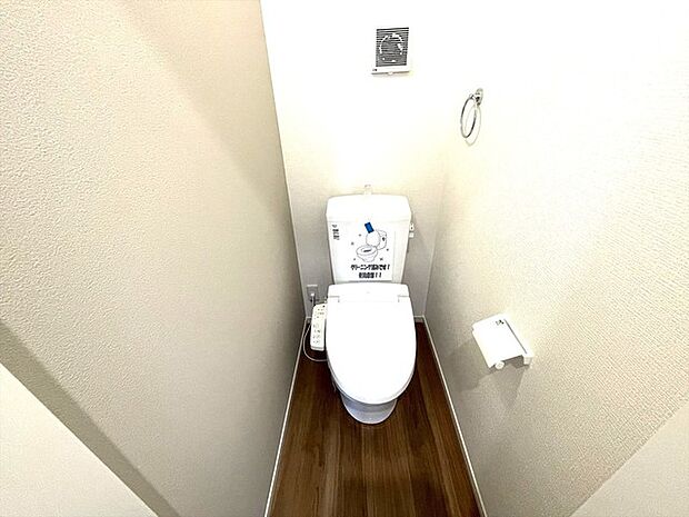 注目度の高いお手洗い。ちゃんとウォシュレット機能ついてます。