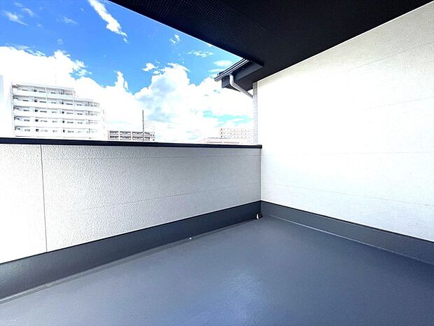 らくらくお洗濯を助ける広いバルコニー。