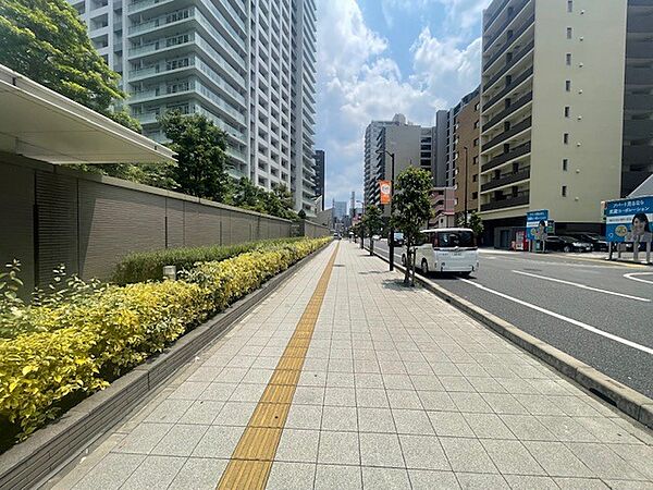エントランスを出て、この道路で大宮区役所まで徒歩2分。