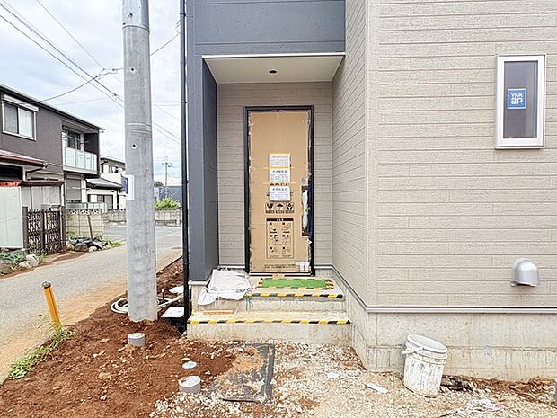 この扉を開けると、新築の木の匂いが待ってます。 