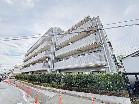 タイル張りの荘厳な外観は、マンションならでは。 