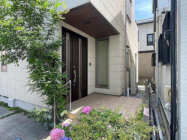 アプローチからの玄関がおしゃれな住宅。出発も帰宅も楽しみになるかも。