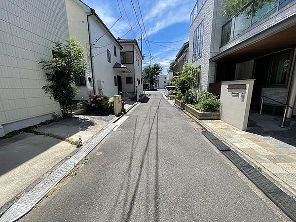 住民の方が主に利用する交通量少なめの道路に面してます。