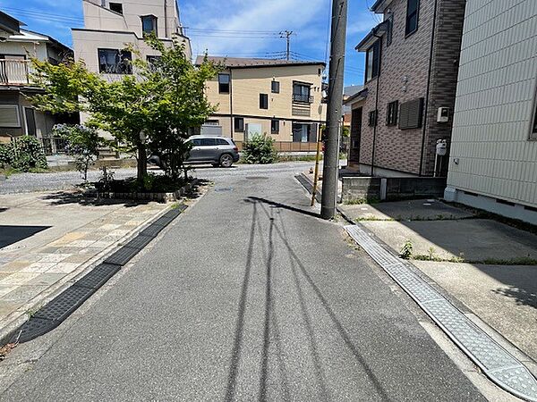 車の通りも少ない閑静な住宅地。子育てにも、第二の人生にも。