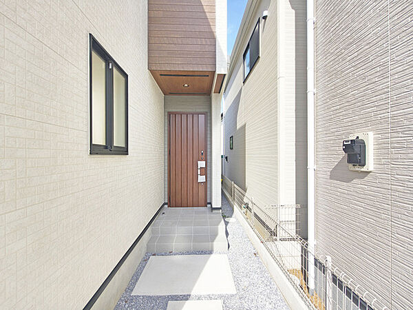 アプローチからの玄関がおしゃれな住宅。出発も帰宅も楽しみになるかも。