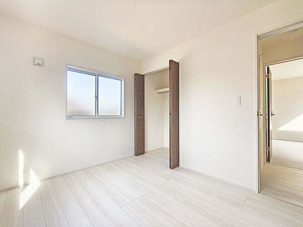 たっぷりの陽光と、心地よい風が舞い込みます。