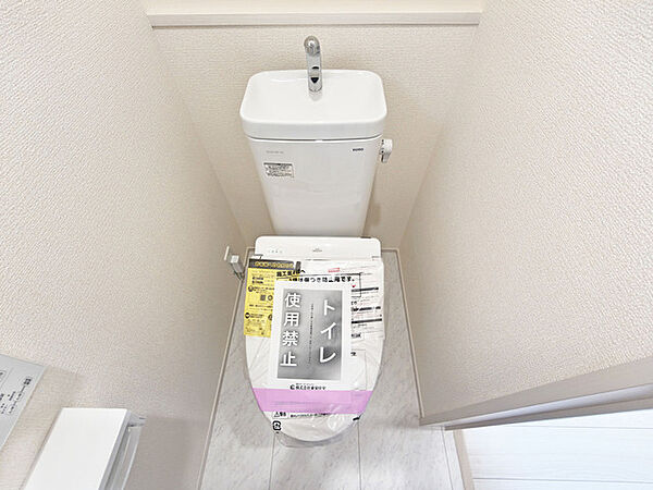 もちろんウォシュレット機能付き。憩いの場としてひそかに注目度の高いお手洗いにもご注目ください。