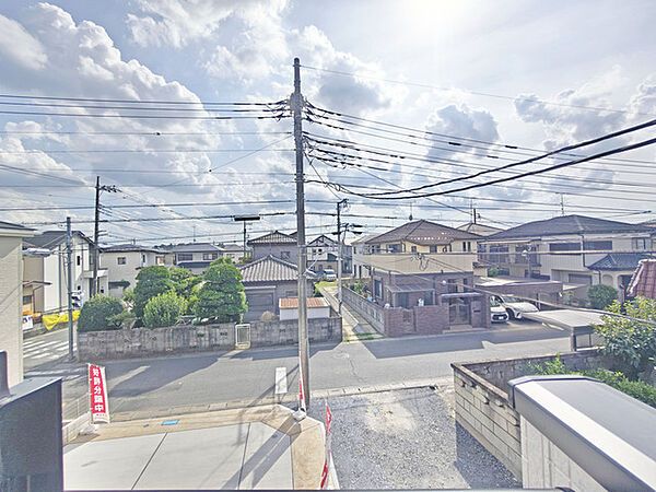 前面の住まいとの距離感があるから、圧迫感を感じません。