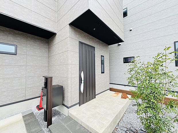 ポーチのついた新築分譲物件。玄関の印象はいかがでしょうか?入口からご覧ください。