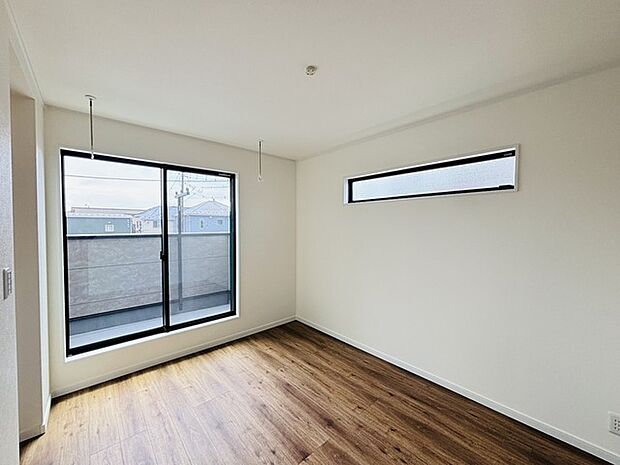 新築の木の匂いのする室内。写真では伝わらないので、ぜひ現地でお確かめください。