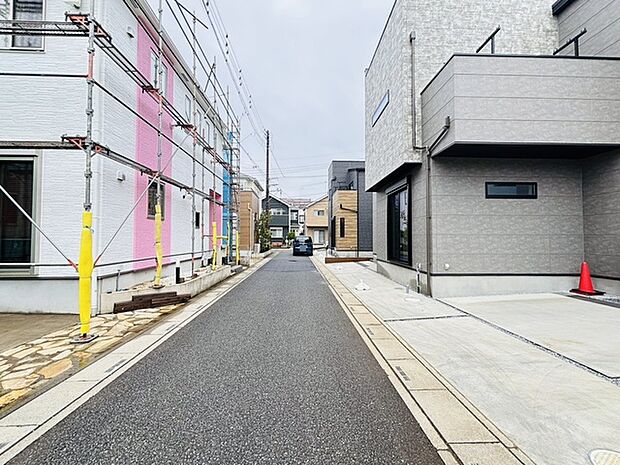 前面道路は歩道も整備され、小さなお子様にも安心です。