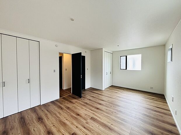 将来的には間仕切りして2部屋に変更可能な洋間。成長に合わせた間取り変更が可能なタイプ。