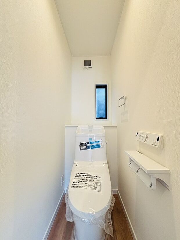 もちろんウォシュレット機能付き。憩いの場としてひそかに注目度の高いお手洗いにもご注目ください。