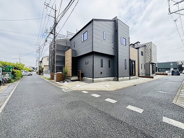 前面道路は歩道も整備され、小さなお子様にも安心です。