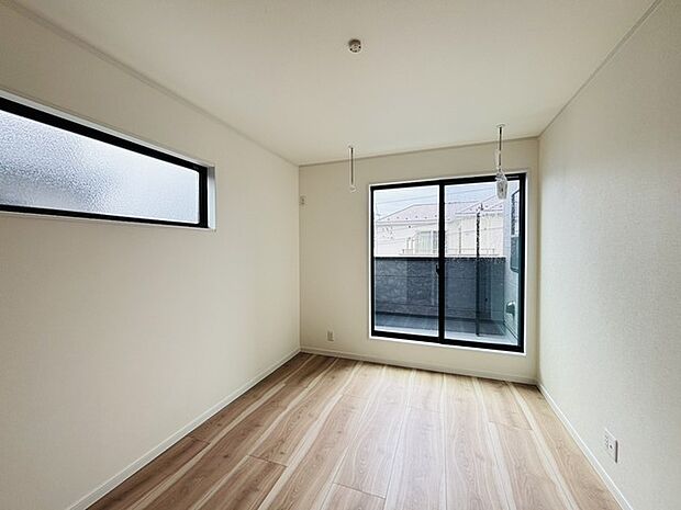 新築の木の匂いのする室内。写真では伝わらないので、ぜひ現地でお確かめください。