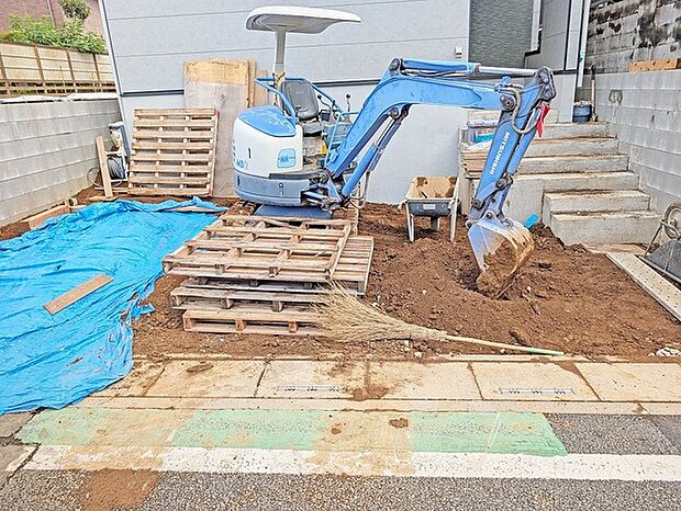 セカンドカーにも便利、駐車2台可の敷地。 