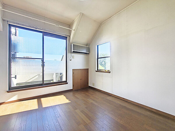 たっぷりの陽光と、心地よい風が舞い込みます。