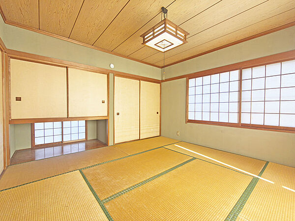 大きな窓から明るい日差しが差し込みます