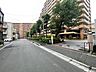 外観：前面道路は歩道も整備され、小さなお子様にも安心です。 