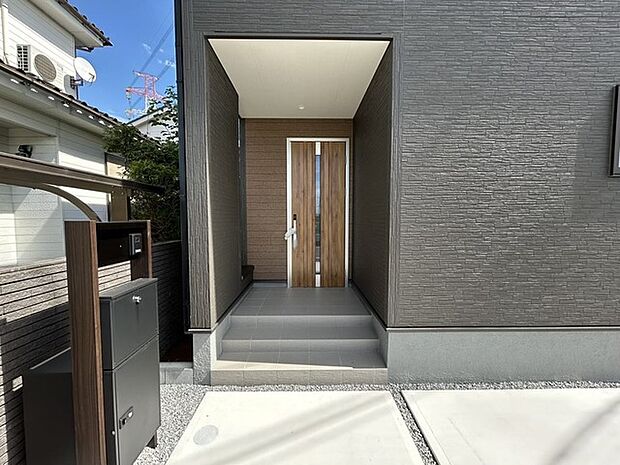この扉を開けると、新築の木の匂いが待ってます。