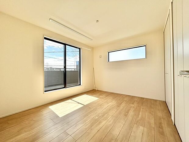 新築の木の匂いのする室内。写真では伝わらないので、ぜひ現地でお確かめください。