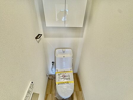 お掃除らくらく。便座脇の操作盤をなくした、リモコンタイプのお手洗い。