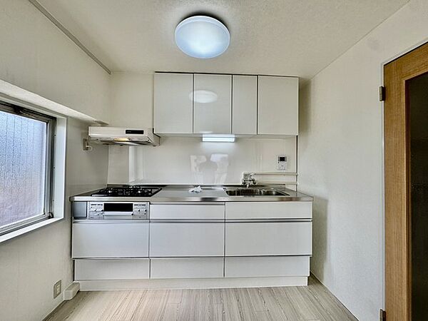 収納スライドをぐっと開けばお鍋や調味料をどんどんしまえる大収納。キッチンはいつもキレイ。