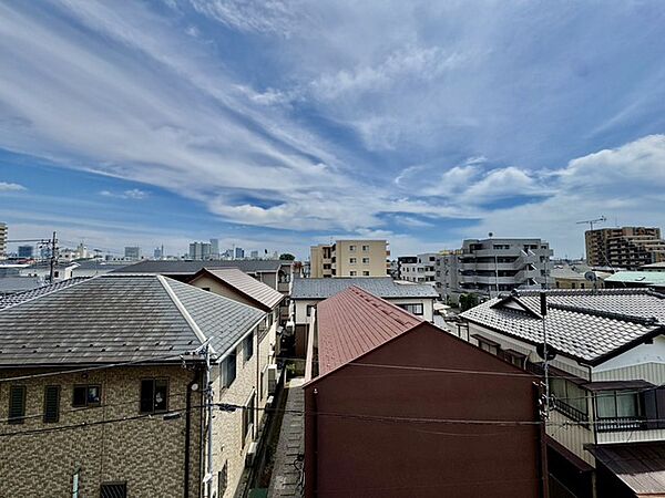 幹線道路から1本入った現地は、想像以上に静かに感じられます。