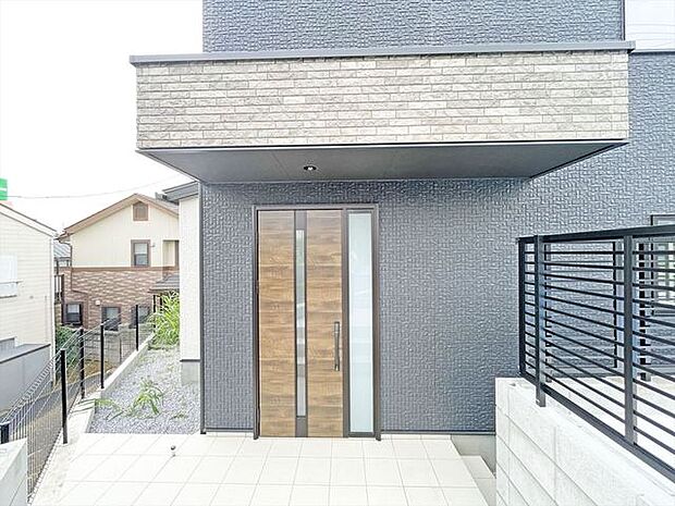 この扉を開けると、新築の木の匂いが待ってます。