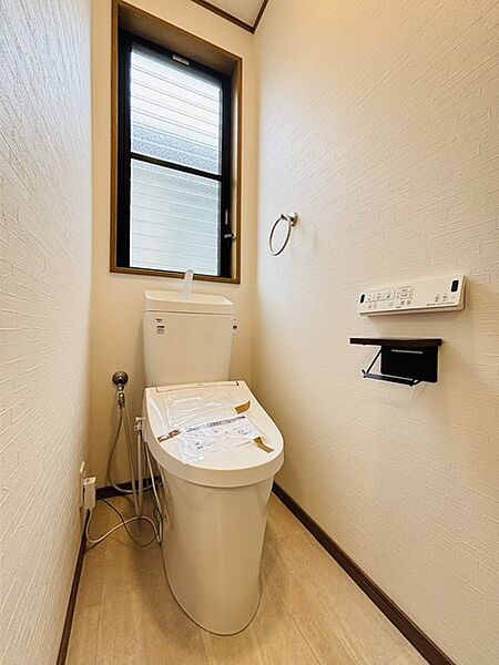 新しくお住まいになる方のことを考えて、トイレも新品に交換しました。