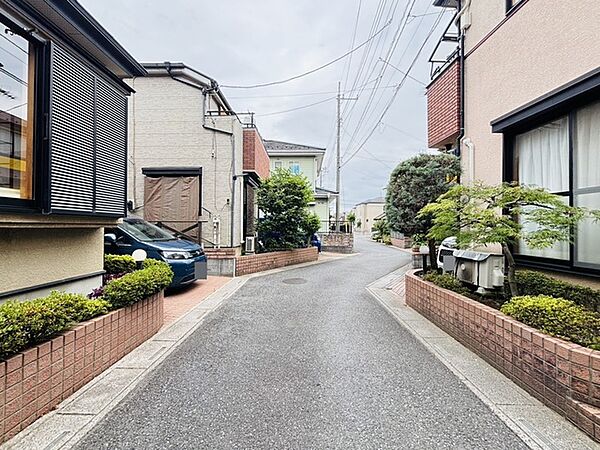 住民の方が主に利用する交通量少なめの道路に面してます。
