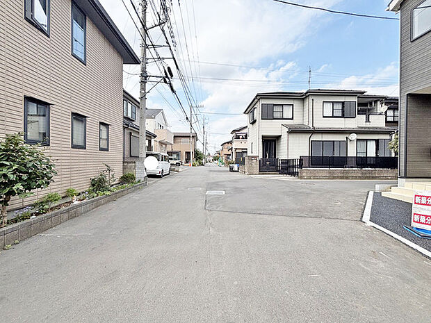 住民の方が主に利用する交通量少なめの道路に面してます。 