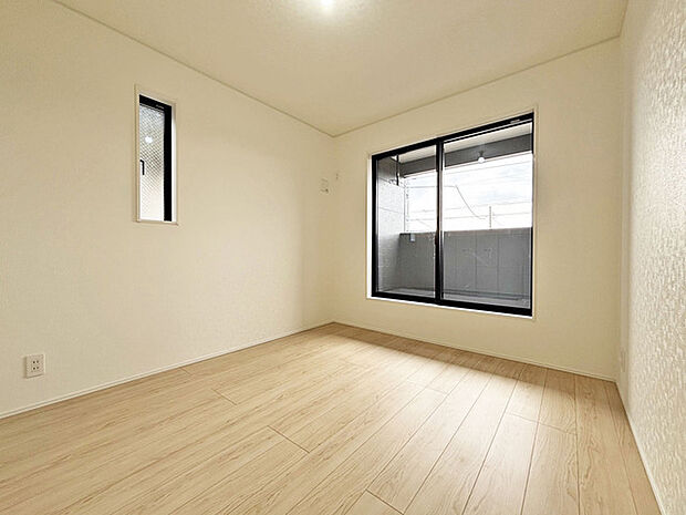 新築の木の匂いのする室内。写真では伝わらないので、ぜひ現地でお確かめください。 