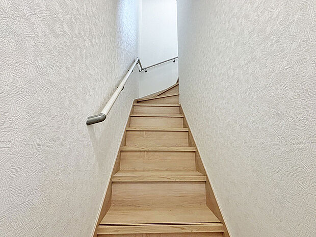 階段には手すりがついています 